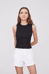 Top blanco de punto acanalado, con cuello redondo y sin mangas.