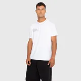 Remera de algodón blanca con cuello redondo, manga corta y pequeño estampado tipográfico en el pecho.