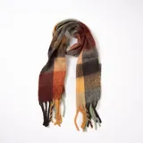 Bufanda larga con diseño de cuadros grandes en tonos marrón, naranja, verde y negro.