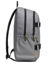 Mochila gris Caterpillar modelo Melbourne Urban Back, con dos compartimentos principales con cierre, correas frontales para sujetar objetos y detalles en negro y amarillo.