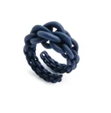 Anillo rojo de nylon con diseño de cadenas entrelazadas, realizado artesanalmente en Italia con impresión 3D y tamaño regulable.