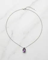 Collar de cadena fina de plata con un dije colgante en forma de gota, engastado con una circonia color violeta.