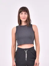 Musculosa gris de corte crop y cuello redondo.