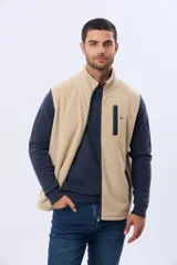 Chaleco deportivo rojo de polar con forro e interior en color azul combinado, cierre frontal y bolsillos delanteros con cierre metálico personalizado. Incluye dos bolsillos interiores con cierre y logo bordado en el pecho.