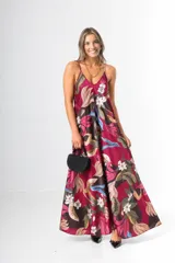 Vestido largo tipo solera de satén italiano con estampado tropical de flores y hojas, tirantes finos y escote en V.