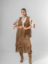 Falda larga de gamuza color marrón, con múltiples capas de flecos largos que le dan mucho movimiento.