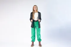 Pantalón de mujer color verde brillante, de corte holgado y tiro alto, con bolsillos laterales y cintura elástica.