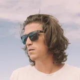 Lentes de sol Sunski modelo Puerto, con montura cuadrada color gris y lentes polarizados negros.