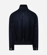Campera de jean de corte boxy y color azul oscuro, con cuello alto, cierre frontal oculto con botones a presión y bolsillos laterales. Diseño de Blue Steel.