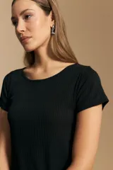 Remera de rib con escote redondo y manga corta, confeccionada en tejido acanalado que se ajusta al cuerpo.