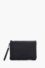 Clutch de rafia color negro con textura tejida en relieve, cierre superior de cremallera y correa de muñeca desmontable de cuero sintético. Incluye aplique con logo de la marca en la parte frontal y herrajes metálicos dorados.