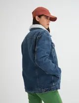 Campera de jean celeste unisex forrada en corderito blanco. Mangas forradas con nylon capitoneado.