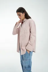 Camisa gris melange de manga larga con cuello clásico y cierre con botones.