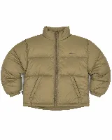 Campera puffer marca Mistral, color tostado, con cuello alto, cierre frontal completo y bolsillos laterales. Diseño acolchado de nylon con logo bordado en el pecho.