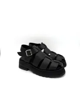 Sandalias de cuero marrón con tiras entretejidas y suela de goma negra.