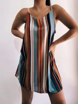Vestido corto con breteles finos y estampado de rayas verticales en tonos celeste, naranja, blanco, marrón y azul marino.