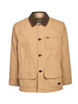 Chaqueta color taupe con cuello de pana marrón, cierre frontal de botones, un bolsillo con cierre en el pecho y dos bolsillos de parche con solapa en la parte inferior.