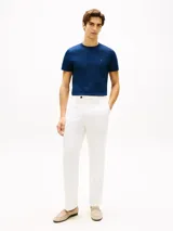 Remera Tommy Hilfiger de corte slim, confeccionada en tejido interlock de algodón elástico de color azul oscuro, con cuello redondo y pequeño logo bordado en el pecho.