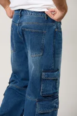 Jean baggy cargo azul de corte amplio, con múltiples bolsillos laterales tipo cargo en las piernas y diseño relajado.