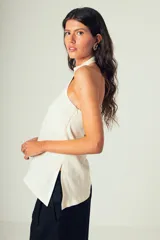 Top de lino color crudo, con cuello halter alto y diseño sin mangas.