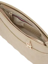 Cartera bandolera color beige con diseño acolchado de rombos y correa ajustable. Cuenta con el logo de Tommy Hilfiger en la parte delantera.