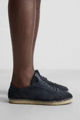 Zapatilla de cordones tipo alpargata color caqui, con capellada de piel serraje y suela de yute.