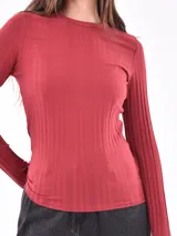 Remera blanca de manga larga con cuello redondo y tejido de punto canalé.