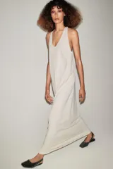 Vestido largo de algodón color blanco, con escote redondo, diseño sin mangas de corte nadador y bajo evasé.