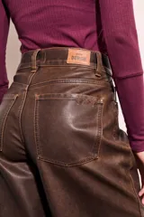 Pantalón marrón de cuero vegano, corte wide leg y tiro medio.