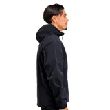 Campera de lluvia Tiffosi de color negro, con capucha y cierre frontal completo. Cuenta con bolsillos laterales con cierre, puños elásticos y el logo de la marca estampado en blanco en el pecho.