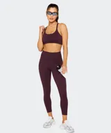 Top deportivo de bajo impacto en color azul marino, con escote redondo y diseño de doble bretel fino. Confeccionado en tejido técnico elástico, ideal para actividades de baja intensidad.