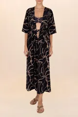 Kimono largo azul oscuro con estampado de cadenas doradas, mangas cortas y lazo ajustable en la cintura.