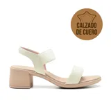 Sandalias de cuero color hueso con taco bloque color nude.