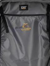 Mochila de cabina Caterpillar modelo Bobby Cabin en color negro con diseño geométrico bordado. Posee un compartimento principal de apertura completa, bolsillo frontal con cierre, compartimento acolchado para computadora y correas ajustables. Dispone de hebillas de compresión laterales y asa de mano lateral.