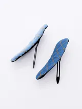 Pack de dos hebillas para el pelo tipo clip, forradas en tela de jean con diseño de rombos en color celeste y amarillo.