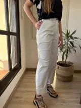 Pantalón blanco de gabardina con pespuntes en marrón chocolate, corte recto y tiro alto.