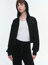 Campera deportiva cropped con capucha y cierre frontal, color gris melange. Presenta cintura y puños elastizados, diseño de manga larga y bolsillos frontales.