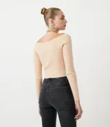 Blusa cropped de punto acanalado color beige, con escote ombro a ombro, manga larga y cordón ajustable con lazo.