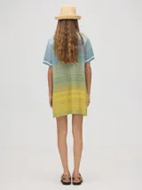 Vestido corto de punto con efecto degradé en tonos grises, cuello redondo y mangas cortas con puños acanalados a rayas en contraste.