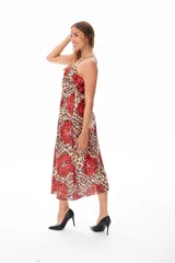 Vestido midi con estampado animal print y flores rojas, de breteles finos y corte recto.