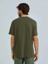 Camiseta básica de manga corta y cuello redondo, confeccionada en algodón de alta calidad con un ajuste cómodo y versátil.