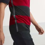 Camiseta de fútbol Adidas de la selección de Alemania, modelo visitante (Away) de 2014. Diseño de rayas horizontales anchas en color negro y rojo, con cuello mao abotonado y detalles de las franjas de Adidas en los hombros.