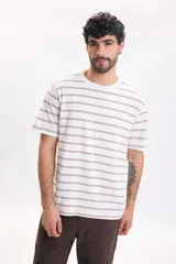 Remera manga corta de corte holgado, color blanco con diseño de finas rayas horizontales en tonos marrones.
