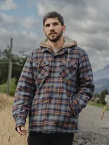 Camisa overshirt de franela a cuadros con interior de chiporro, cierre frontal con botones, bolsillos en el pecho y capucha integrada.