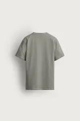 Remera de corte slim fit, color negro, con cuello redondo y mangas cortas.