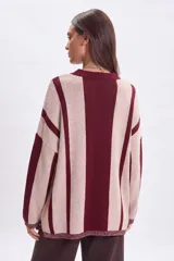 Sweater de punto con diseño de franjas verticales anchas en colores bordó y beige, cuello redondo, manga larga y corte holgado.