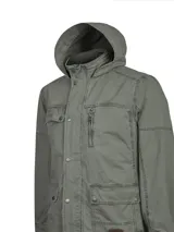 Chaqueta de algodón con teñido en prenda y acabado desgastado. Presenta capucha integrada, cierre frontal con cremallera y tapeta con broches, múltiples bolsillos frontales con solapa y un bolsillo vertical con cierre en el pecho.