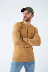 Sweater de punto con textura geométrica, color gris, de cuello redondo y manga larga. Presenta puños y ruedo acanalados con detalle de borde en color oscuro y logo bordado en el pecho.