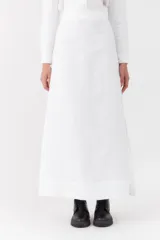 Pollera larga blanca de corte recto con diseño liso y tiro alto.