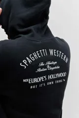 Buzo con capucha y bolsillo tipo canguro, de color crema, con pequeño estampado en el pecho y cordones ajustables en el cuello.